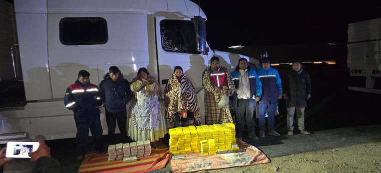 Ocho personas fueron aprehendidas tras el hallazgo de droga en una caravana de camiones.